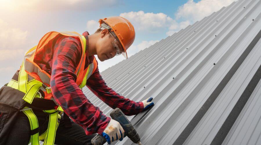 Professional gutter cleaning in Philo, IL
